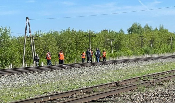 Поезд насмерть сбил подростка в наушниках на Алтае
